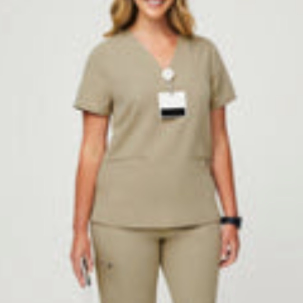 Casma™ Three-Pocket Scrub Top sandstone
